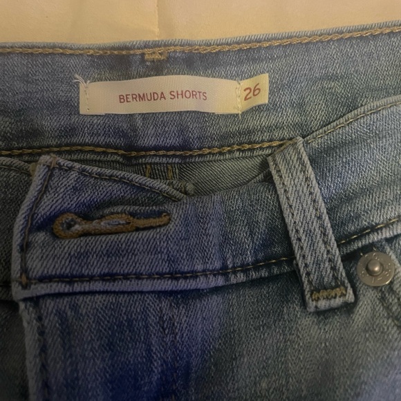 Levi’s women’s shorts. Size 26 - Picture 4 of 4